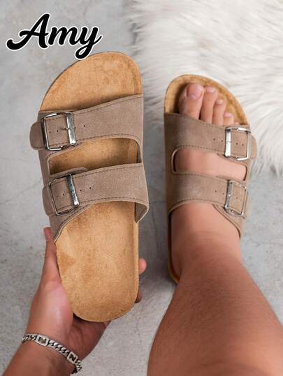 Dép xăng đan mùa hè dáng rộng dành cho nam, giày dép thường ngày unisex với khóa đôi bằng kim loại, cung cấp nhiều lựa chọn kích cỡ hơn. Thiết kế thời trang với quai điều chỉnh được để mang thoải mái. Những đôi dép đi biển sành điệu này được làm từ chất liệu cao cấp, màu trơn cổ điển, dễ dàng xỏ vào.