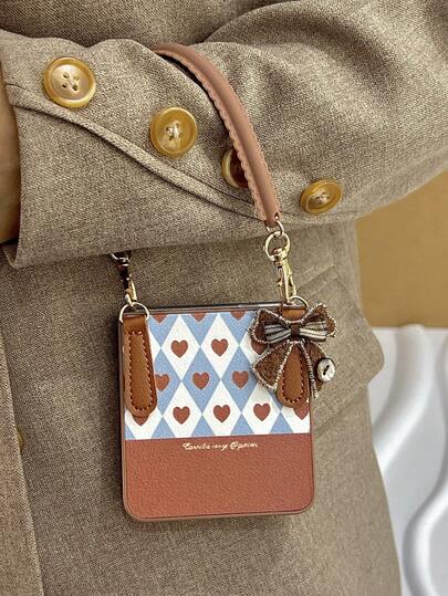 1个时尚简约的棕色心形网格元素皮革折叠手机壳，搭配蝴蝶结挂绳，可保护手机并防止跌落：适用于三星 Galaxy Zflip 3/Zflip 4/Zflip 5/Zflip 6/Zflip 7/ Razr 50 Ultra/ Razr 60 Ultra/ Razr 60/ Razr 50/Galaxy Z Flip7 FE