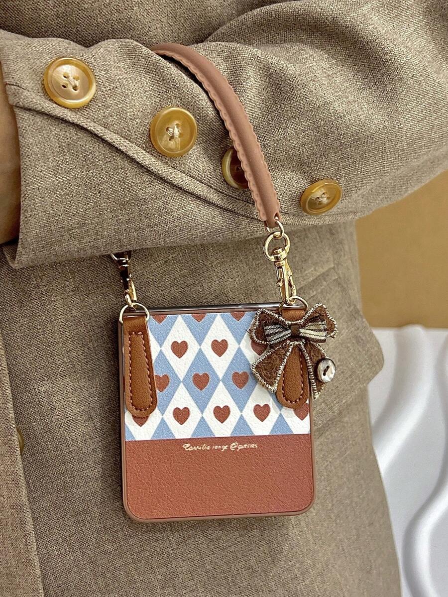 1个时尚简约的棕色心形网格元素皮革折叠手机壳，搭配蝴蝶结挂绳，可保护手机并防止跌落：适用于三星 Galaxy Zflip 3/Zflip 4/Zflip 5/Zflip 6/Zflip 7/ Razr 50 Ultra/ Razr 60 Ultra/ Razr 60/ Razr 50/Galaxy Z Flip7 FE - 棕色 - 查看 1