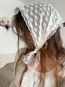 1 chiếc băng đô tam giác viền ren trắng, kết hợp với chân váy ngắn xếp lớp mỏng nhẹ thiết kế tối giản, phong cách thường ngày thời trang. - trắng - Xem 7