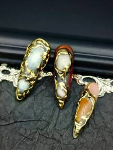 She Nails 亚克力美甲套装，可爱巴洛克朋克摇滚 Y2K 哥特铬金美甲设计，包含 10 片美式、美式和法式美甲亮面金属猫眼金色指甲、红色指甲、长款尖头亚克力手工压制指甲，饰以手绘金色波浪和 3D 花卉圆圈雕刻，适合性感酷炫的女性和女孩参加派对佩戴，附赠凝胶贴纸和指甲锉。 - 彩色 - 查看 4