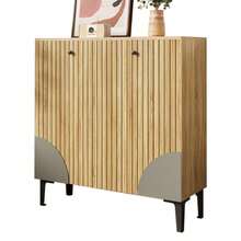 Sapateira moderna de 90 x 32 x 94 cm com acabamento amadeirado, três portas, espaço de armazenamento e prateleira – móvel leve para hall de entrada com estrutura preta, design vertical e detalhes em cinza. - Cor natural - Ver 1