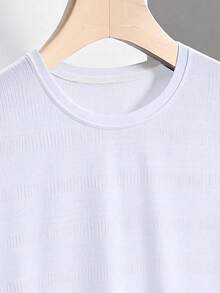 女士休闲短袖上衣，适合夏季穿着。这款白色速干透气T恤采用袖子印花设计。适合日常外出、运动、跑步、徒步旅行和休闲场合。 - 白色 - 查看 6