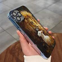 León y cordero: paz,  y amor. Esta elegante funda es compatible con los modelos  17, 16, 15, 14 Pro Max, 13, 12, 11, XR y XS Plus. Fabricada en silicona TPU, ofrece protección contra golpes y caídas, además de una sensación superior. Es un regalo ideal para familiares, amigos y seres queridos, y una opción perfecta para Año Nuevo. - Plateado - Ver 4