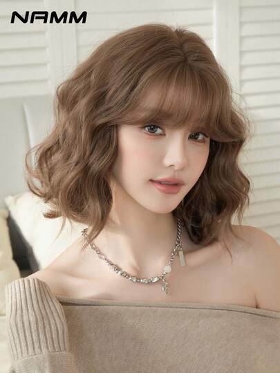 NAMM Peluca corta rizada de 14 pulgadas para mujeres - Peluca con flequillo de onda modesta, fibra sintética suave y resistente al calor, perfecta para uso diario, fiestas, festivales de música y celebraciones - Sakura Celebrations Glam & Party Street Wear Photography Use