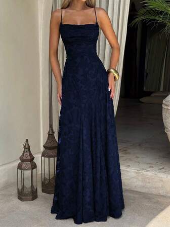 优雅女士露背长款A字针织连衣裙，饰有细肩带和喇叭裙摆，无袖船领设计