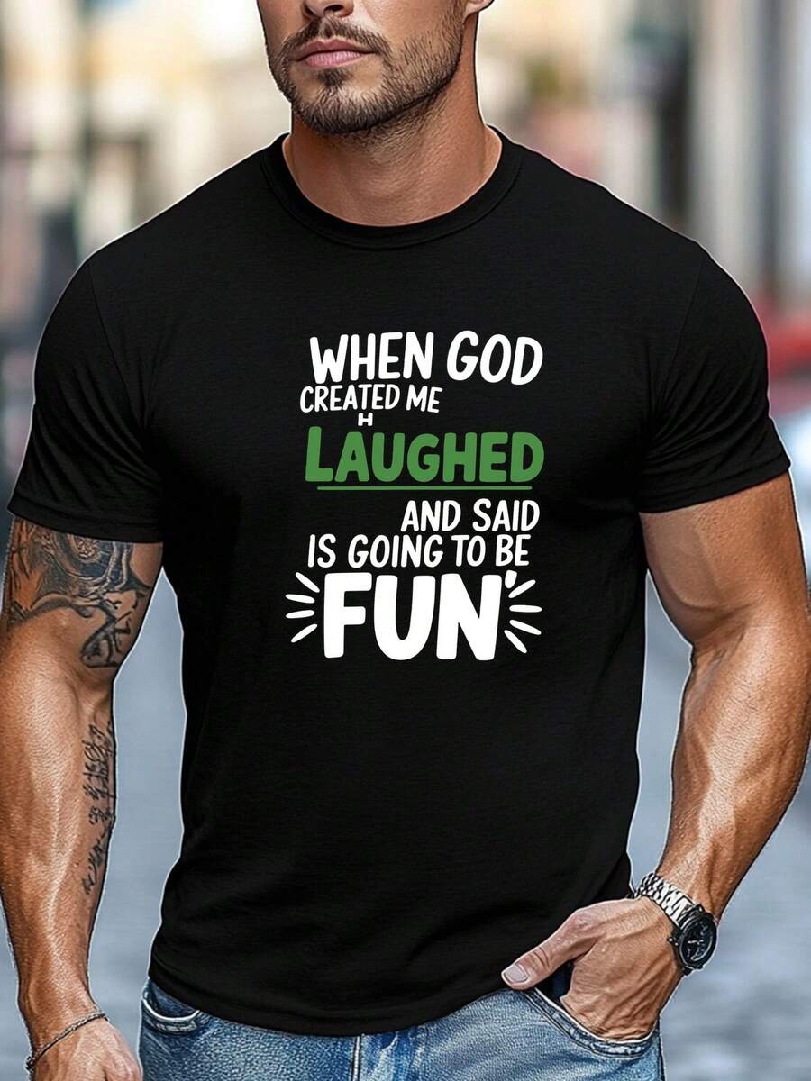 Camiseta gráfica para hombres; Cuando Dios me creó, se rió; Camiseta verde casual de manga corta con cuello redondo de verano con texto blanco y negro. Ajuste Regular. Camisetas Divertidas. Ropa humorística. Diseño Juguetón. Tela no transparente. Camisa de Corte Relajado Camisa de Declaración Algodón suave. Camisa estampada. Amantes del humor - Negro - Ver 1
