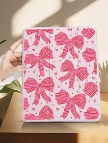 这款带有卡通蝴蝶结和爱心图案的平板电脑保护套，是送给朋友、挚友、家人、兄弟、同事、爱人、同学、老师或自己的完美生日、节日或情人节礼物。它兼容 iPad Air 4/5（10.9 英寸）和 iPad 8/9（10.2 英寸）。这款保护套采用粉色翻盖设计，带有笔槽，并增强了散热性能。