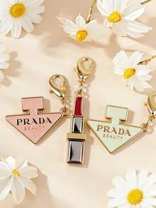 Prada 这款钥匙扣采用不锈钢材质，造型为香水和口红。它可以作为装饰吊坠、包包配饰或挂饰，适合装饰背包、挂在钥匙链上，是生日、节日、圣诞节或新年送给家人和朋友的理想礼物。 - 粉紅白色 - 查看 2