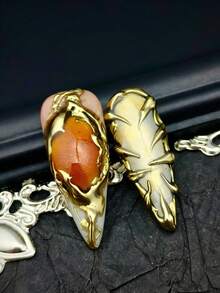 She Nails 亚克力美甲套装，可爱巴洛克朋克摇滚 Y2K 哥特铬金美甲设计，包含 10 片美式、美式和法式美甲亮面金属猫眼金色指甲、红色指甲、长款尖头亚克力手工压制指甲，饰以手绘金色波浪和 3D 花卉圆圈雕刻，适合性感酷炫的女性和女孩参加派对佩戴，附赠凝胶贴纸和指甲锉。 - 彩色 - 查看 6