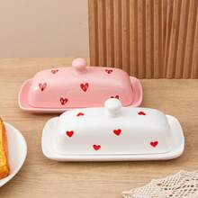 1个浪漫心形图案陶瓷黄油碟，带盖，优雅瓷质黄油盒，带凸起防滑条，装饰性黄油保鲜盒，适用于台面和冰箱，是情人节、周年纪念日、婚礼晚宴餐桌装饰和礼品的完美之选。