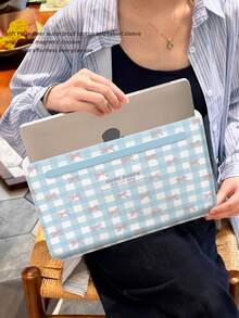 这款一体式PU皮革磁扣笔记本电脑/平板电脑保护套,饰有蓝色蝴蝶结图案,兼容MacBook Pro 15英寸、MacBook Air 13英寸、Galaxy TAB S10 Ultra和Metabook 14英寸。它防水、防污,便于携带。此外,它还可以用作iPad收纳包或鼠标垫,是办公、商务和学习的必备笔记本电脑包。 - 藍色 - 查看 4