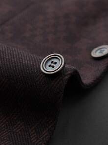 Tucano 男士深棕色图案商务西装，分叉翻领设计，双排扣，精致翻领，修身剪裁，适合办公室会议、通勤以及作为必备的商务休闲单品。