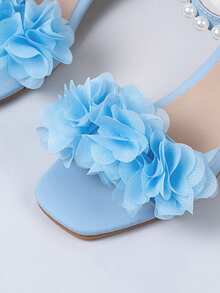 1 đôi sandal cao gót kiểu công chúa năm 2026 dành cho bé gái, chất liệu satin trắng, mũi vuông, trang trí hoa organza 3D, quai đeo mắt cá chân đính ngọc trai, gót vuông thấp, thiết kế thanh lịch và tinh tế, phù hợp cho trang phục dự tiệc của bé gái. - Màu xanh lam - Xem 6