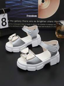 一双最新款彩色装饰儿童凉鞋，舒适时尚，优雅休闲。适合商场购物、暑假旅行和日常外出，可轻松搭配各种儿童服装。 - 銀色 - 查看 1