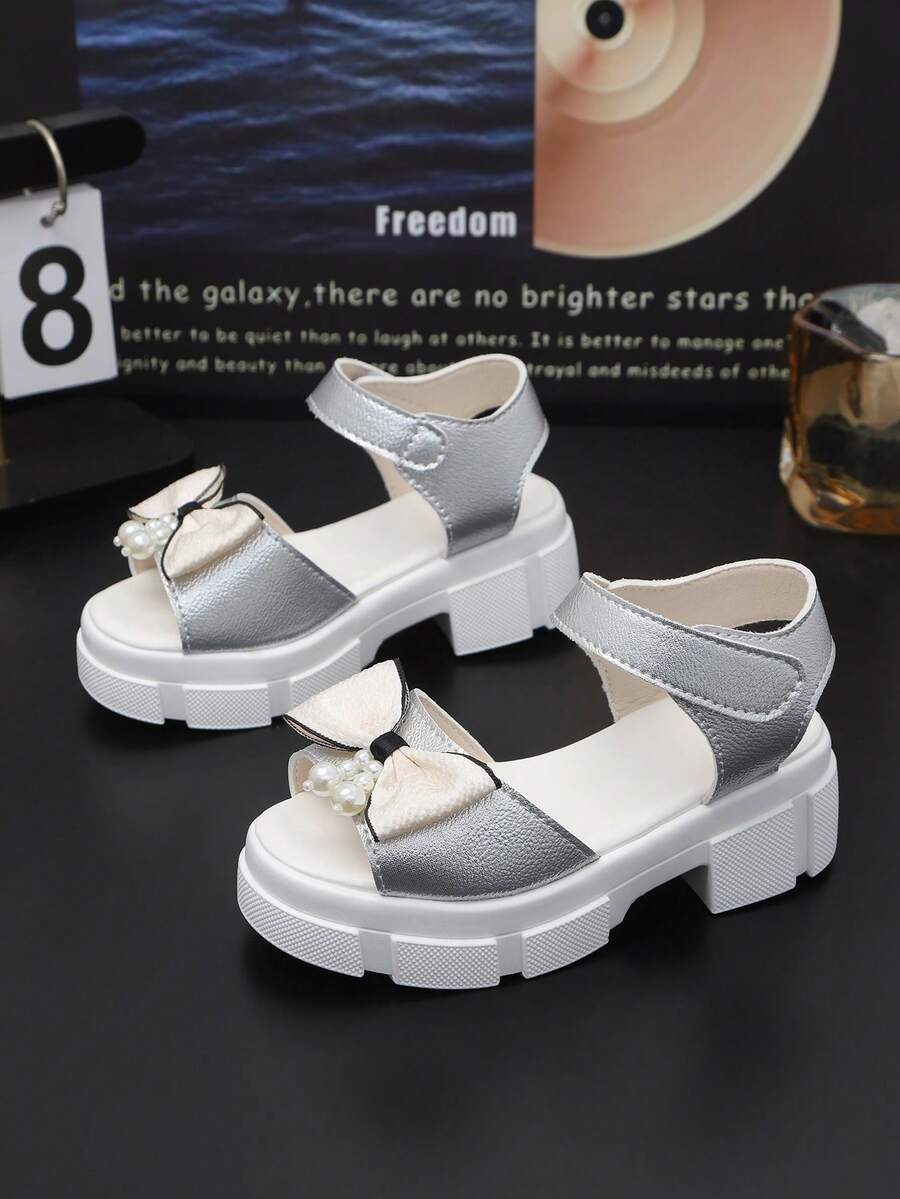 一双最新款彩色装饰儿童凉鞋，舒适时尚，优雅休闲。适合商场购物、暑假旅行和日常外出，可轻松搭配各种儿童服装。 - 銀色 - 查看 1