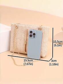 1个天然藤编单肩包，采用小麦秸秆材质，透气性好，女士斜挎包，饰有金色流苏，配有可调节肩带。开放式设计，内部可放置折叠伞、手机、蓝牙耳机、纸巾等物品，适合摄影、通勤、旅行、购物等场合。 - 彩色 - 查看 4