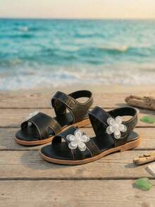 1双女童夏季露趾凉鞋，镂空设计，双层白色珍珠花朵沙滩凉鞋，黑色防污，适合度假、旅行、日常休闲穿着 - 黑色 - 查看 2