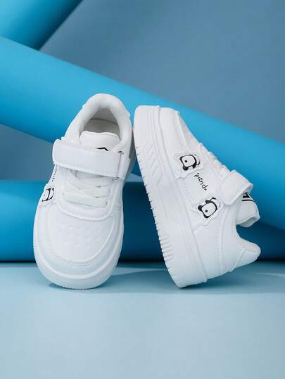 一双春秋新款儿童运动鞋，可爱又讨喜，让孩子们爱不释手；纯白色鞋底百搭，适合上学和外出穿着。魔术贴搭配装饰鞋带，方便穿脱和调节松紧；柔软厚实的鞋底搭配透气内里，长时间穿着舒适不闷热。PU材质，耐脏易清洁。兼具美观、舒适和实用性，是妈妈们为孩子挑选鞋子的理想之选！