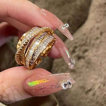 1 pieza Anillo abierto versátil de moda con incrustaciones de rhinestone, modelo para mujer, minimalista y ligero, que muestra una sensación de lujo, adecuado para la decoración diaria de la mujer, combinación de atuendos, citas, fiestas, regalos festivos, etc. Forma del anillo aleatoria.