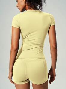 UONNOU Bộ đồ thể thao 2 món gồm quần đùi tay ngắn, dáng ôm, cạp cao, có 2 túi bên hông, thích hợp cho yoga, tập luyện và mặc hàng ngày, phù hợp mọi mùa. - Màu vàng - Xem 7