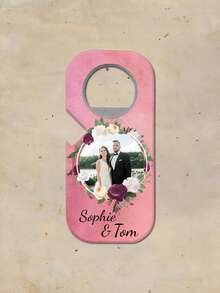 Personalisierter Flaschenöffner-Magnet als Hochzeitsfavour - 10x4,5cm eleganter weißer Flaschenöffner, individualisierbar mit Foto des Paares, Namen ("Olivia & Liam", "Sophie & Tom", "Stephanie & Malcolm") und Hochzeitsdatum ("März 2025", "12. Juni 2025"). Mit Magnetrückseite, 6+ Blumendesigns und robuster Metallkonstruktion. Ideales Geschenk für Neuvermählte, Hochzeitsgäste und rustikale Feiern. Perfekt für Empfänge, Brautduschen und praktische Erinnerungsstücke. - Verschiedenfarbig - Übersicht 16
