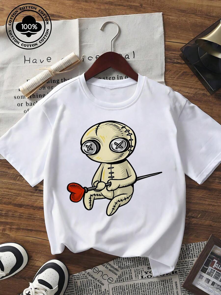 Damen Sommer Kurzarm Grafik T-Shirt, lässig, locker geschnitten, Rundhals-Oberteil mit Voodoo Puppe, die Herz und Nadel hält, aus weicher Baumwoll-Mischung für täglichen Straßenmode-Look - Weiss - Übersicht 1