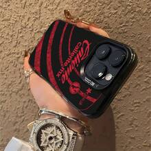 Camiseta negra y roja con logotipos y estampados. Esta elegante funda es compatible con los modelos  17, 16, 15, 14 Pro Max, 13, 12, 11, XR y XS Plus. Fabricada en TPU flexible, resistente a golpes y arañazos, ofrece una excelente protección contra caídas y un agarre cómodo. Es un regalo ideal para familiares, amigos y seres queridos, y una opción perfecta para festivales. - Negro - Ver 6