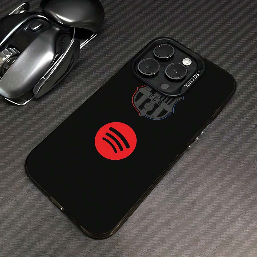 Logotipo del FC Barcelona con los logotipos de y Spotify. Esta elegante funda es compatible con los modelos 17, 16, 15, 14 Pro Max, 13, 12, 11, XR y XS Plus. Fabricada en TPU flexible, resistente a golpes y arañazos, ofrece una excelente protección contra caídas y un agarre cómodo. Es un regalo ideal para familiares, amigos y seres queridos, y una opción perfecta para festivales. - Negro - Ver 1