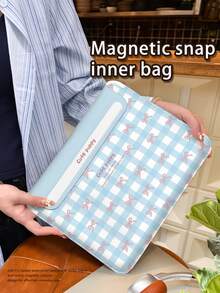 这款一体式PU皮革磁扣笔记本电脑/平板电脑保护套,饰有蓝色蝴蝶结图案,兼容MacBook Pro 15英寸、MacBook Air 13英寸、Galaxy TAB S10 Ultra和Metabook 14英寸。它防水、防污,便于携带。此外,它还可以用作iPad收纳包或鼠标垫,是办公、商务和学习的必备笔记本电脑包。 - 藍色 - 查看 3