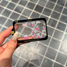 这款手机壳采用柔和可爱的元素，例如粉色蝴蝶结和樱桃，搭配图案贴纸，完美适配苹果 17 Pro/17 Pro Max 系列。这款摄像头保护壳适合日常使用，无论是在办公室还是在家中，都能有效保护您的手机。它防水防震，是日常办公和居家使用的理想之选。