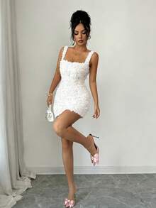 女士白色纯色吊带露背拉链A字迷你连衣裙，饰有花朵贴花，收腰设计，方领，性感优雅，适合约会、派对、新年、情人节、斋月派对等夏季场合。 - 白色 - 查看 3