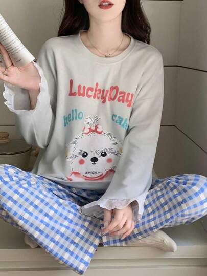 Bộ đồ ngủ nữ 2 món, áo thun in hình chú cún hoạt hình và chữ tiếng Anh màu xám nhạt, quần lửng kẻ caro xanh trắng, đồ ngủ thoải mái và giản dị cho mùa thu/đông.