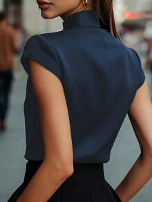 Blusa de estilo casual y elegante para mujer, de unicolor, con cuello medio alto, botones falsos de metal, cierre oculto con cremallera en la espalda y mangas cortas, ideal para el verano y el uso diario, urbano y de resort - Azul Marino - Ver 5