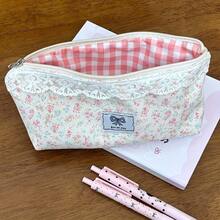 A Pink Floral Large-Capacity Pencil Case That Can Also Be Used As A Makeup Bag For Women. It Features Lace Trim And A Red Checkered Lining. Perfect For School, Travel, And Organizing Supplies. - Hồng - Xem 3