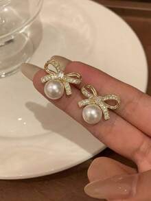 1 Đôi bông tai đính nơ kiểu Pháp cổ điển sang trọng, thích hợp cho các bạn gái tuổi teen, dịp Lễ Tình nhân, đeo hàng ngày và các lễ hội. - Cây cung - Xem 3