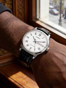 Reloj de cuarzo para hombre, correa de cuero genuino, esfera con números romanos blancos, pantalla de fecha, reloj analógico de tres manecillas, adecuado para uso diario, casual y otras ocasiones MTP-V006L-7B - Blanco - Ver 8