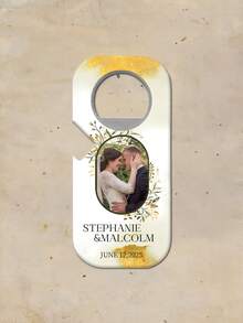 Personalisierter Flaschenöffner-Magnet als Hochzeitsfavour - 10x4,5cm eleganter weißer Flaschenöffner, individualisierbar mit Foto des Paares, Namen ("Olivia & Liam", "Sophie & Tom", "Stephanie & Malcolm") und Hochzeitsdatum ("März 2025", "12. Juni 2025"). Mit Magnetrückseite, 6+ Blumendesigns und robuster Metallkonstruktion. Ideales Geschenk für Neuvermählte, Hochzeitsgäste und rustikale Feiern. Perfekt für Empfänge, Brautduschen und praktische Erinnerungsstücke. - Verschiedenfarbig - Übersicht 14