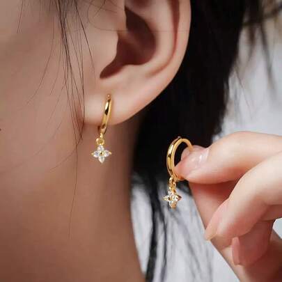 1件 时尚简约优雅的四叶不锈钢钻石镶嵌花朵吊坠，经久耐用，品质上乘，适合女性日常佩戴，是送给朋友、女友的绝佳礼物。