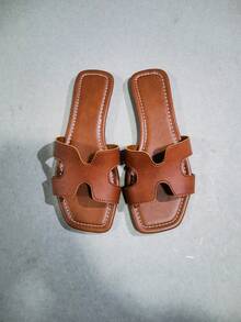 2025夏季新款H型时尚平底凉鞋，简约户外沙滩休闲拖鞋，纯色休闲优雅PU皮，适合沙滩、度假、办公室、居家、户外派对等场合。 - 圓型棕色 - 查看 4