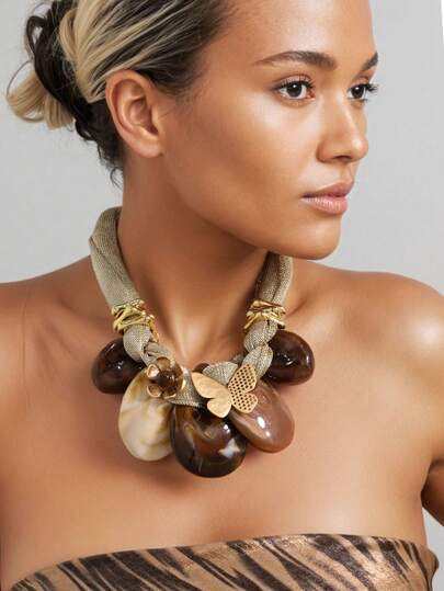 复古棕色纹理项链，金属蝴蝶花朵装饰颈链，简约奢华时尚项链