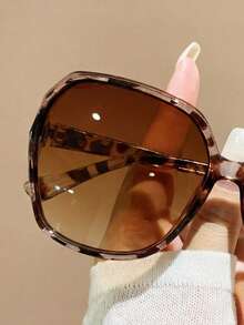 Visivana unissex quadrados com estampa de leopardo e lentes degradê, personalizados e estilosos. Ideais para o dia a dia, festas rave, festivais de música, fotografia de rua, looks de fim de semana e passeios em família. Combinam com todos os formatos de rosto e são perfeitos para a volta às aulas, estilo universitário e universitário. - Folhas de chá duplas emolduradas por casco de tartaruga branca - Ver 4