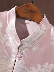 This Peacock-Themed, New Chinese-Style Stand-Up Collar Cardigan Vest Is Perfect For Spring And Summer. The Sleeveless, Pink Tang-Style Vest Is Elegant And Casual, And Can Be Layered Over A Shirt. It Features Side Slits And Is Suitable For Casual, Everyday, And Vacation Wear. - 粉紅色 - 查看 5