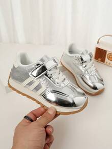 1双儿童银色亮面魔术贴运动鞋，设计：银色亮面+闪光材质鞋面，魔术贴搭扣，浅棕色橡胶鞋底，时尚休闲风格，适合儿童日常穿着 - 銀色 - 查看 5