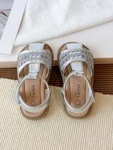 1 Pair Kids Sandals, Girls Fashion Casual Beach Shoes, Soft Bottom Non-Slip Toddler Shoes, Quick Dry, Stylish PU Leather Lining, Rubber Outsole, Suitable For Beach And Outdoor Activities, Adjustable Hook And Loop Closure, Closed Toe Design - Silver - View 7