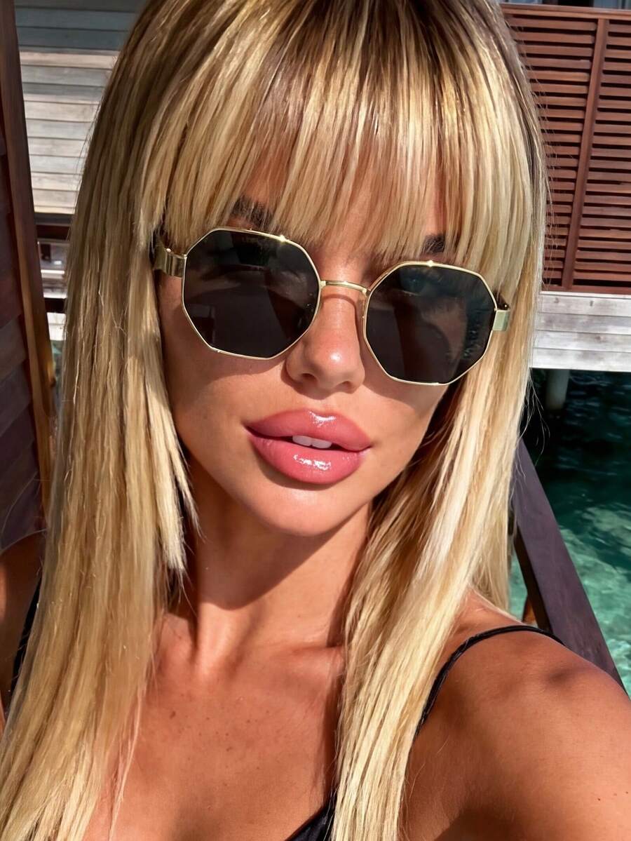 一副男女通用的经典多边形太阳镜，适合优雅着装、旅行、运动、驾驶、节日、海滩、音乐节、郊游、夏季配饰、度假、家庭出游、街头风格、运动、派对、户外活动、街头风格、钓鱼、假日等场合。 - 金灰 - 查看 1