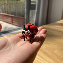 10件套可爱昆虫积木套装，世界知名积木，美味食物和水果积木，圣诞节/生日/新年礼物，适合成人和儿童，促进家庭互动，缓解成人压力，桌面装饰