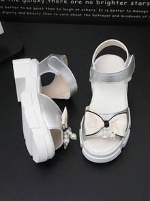 一双最新款彩色装饰儿童凉鞋，舒适时尚，优雅休闲。适合商场购物、暑假旅行和日常外出，可轻松搭配各种儿童服装。 - 銀色 - 查看 6