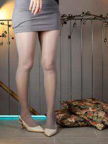 女士灰色亮面连裤袜，性感透明丝袜，适合日常穿着