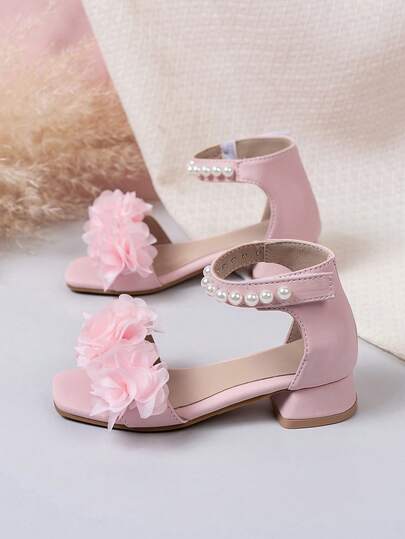 2026款女童公主风珍珠薄纱花朵高跟凉鞋，白色缎面鞋面，方头设计，3D薄纱花朵装饰，珍珠点缀踝带，低粗跟，优雅精致的设计，适合女童正式场合穿着。